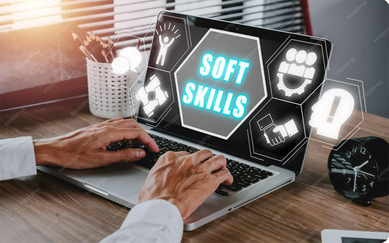 من المدير إلى القائد: 5 مهارات ناعمة (Soft Skills) تصنع الفارق في 2026